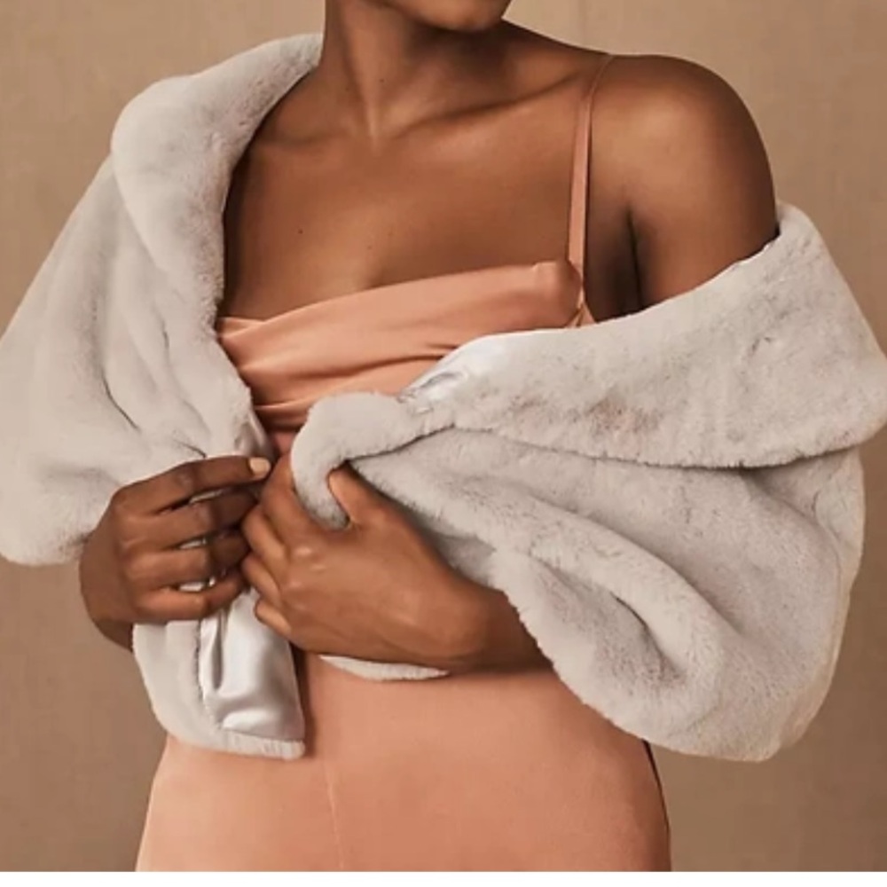 BHLDN Maxine Satin-Lined Faux Fur Wrap in Grey/Silver Size L - Picture 4 of 5